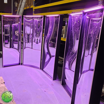 Lumiere au dessus du miroir deformant 1